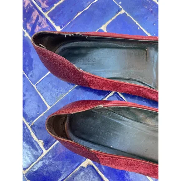 Gucci Women's Burgundy Suede Flats with gold Buckle Detail - Picture 7 of 9